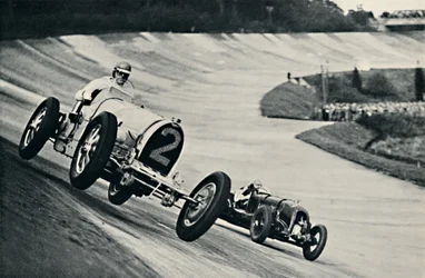 Earl Howe a Sir Henry Birkin závodí v Brooklands, 1937