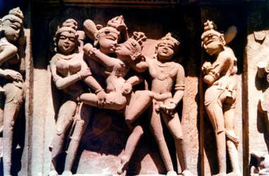 Erotická socha, hinduistický chrám, Khajuraho, Indie, 950 - 1050