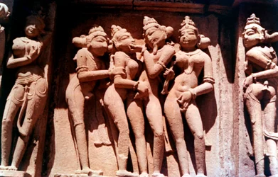 Erotická socha, hinduistický chrám, Khajuraho, Indie, 950-1050