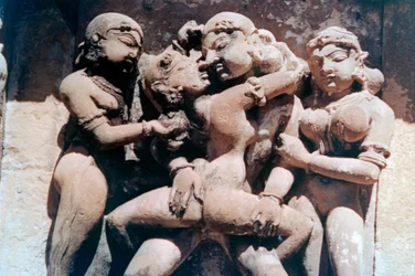 Erotická socha, Khajuraho, Indie, kolem roku 950-1050, 20. století