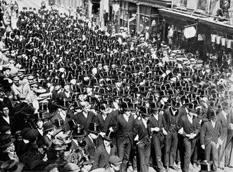 Eton Boys poslouchající čtení Proklamace na Windsor Bridge, Berkshire, 1910