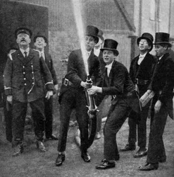 Amatérští hasiči Etons cvičí hadicovou vrtačku, Berkshire, c1922