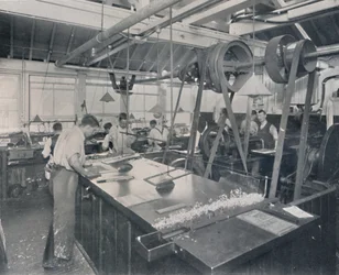 Závěrečné operace ve slévárně. Trimming the Plates and Finishing, 1917