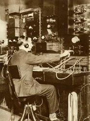 První transatlantický telefonát z Londýna do New Yorku, 7. března 1926, 1935.