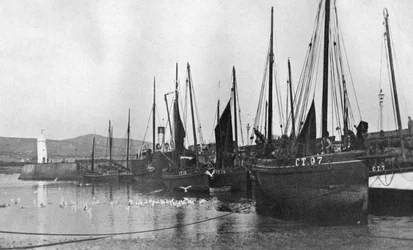 Rybářské lodě v přístavu Port St Mary, Isle of Man, 1924-1926
