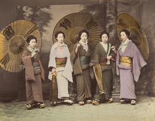 [Pět japonských žen v tradičním oděvu se slunečníky], 70. léta 19. století.