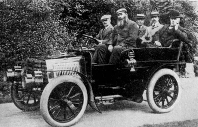 Pět mužů sedících v motorovém voze, 1902 1935