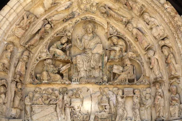 Opatství Fleury bazilika severní brána tympanon: Kristus ve slávě obklopený evangelisty Saint Benoit sur Loire Francie