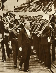 Francouzský prezident Raymond Poincaré s Edwardem, princem z Walesu, v Portsmouthu, červen 1913, 1935.