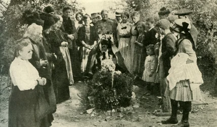 Francouzští civilisté u hrobu vojáka, 1914, c1920.
