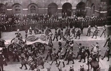Smuteční průvod krále Edwarda VII., Whitehall, Londýn, 20. května 1910.