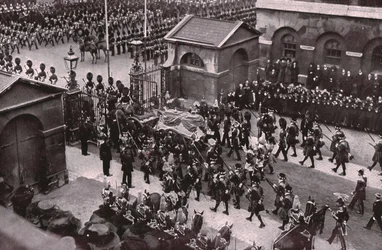 Smuteční průvod krále Edwarda VII., Whitehall, Londýn, 20. května 1910.