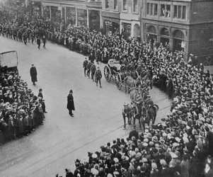 Smuteční průvod s plnými vojenskými poctami, kapitána Blucheru, 1915.