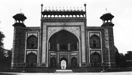 Brána do Taj Mahal, Agra, Indie, 1916-1917