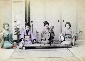 Gejša hrající na tradiční hudební nástroje, Japonsko, 1880