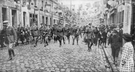 Generál Currie a kanadští vojáci procházejí osvobozeným městem, 27. října 1918