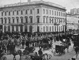 Němečtí a rakouští zajatci pochodovali ulicemi Petrohradu, 1915