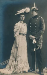 německý pár. S mužem v uniformě, 1906