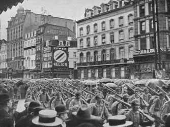 Německá pěchota vstupující do Bruselu v dešti, 1914