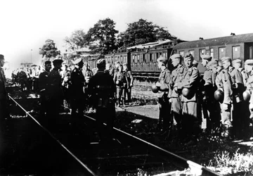 Němečtí vojáci čekající na transport na železniční stanici na pařížském předměstí, srpen 1940