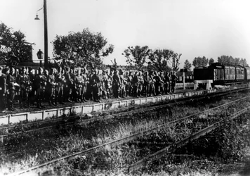 Němečtí vojáci na železniční plošině čekající na transport, Francie, srpen 1940