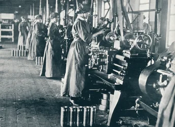 Dívčí dělnice munice u jejich soustruhů ve skotském mlýně, c1914