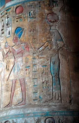 Bohyně Isis s králem Tuthmosis III, starověký Egypťan, 15. století před naším letopočtem