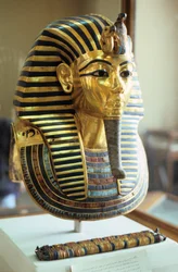 Zlatá pohřební maska z lapisu lazuli Tutanchamona, egyptského krále, kolem roku 1323 př. n. l.
