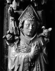Gotické umění: Eveque Hugues de Chatillon (zemřel 1352), mramorová socha připisovaná mistru z Rieux (činný kolem 1330-1350), detail hlavy a jeho rukou. Katedrála Notre Dame, Saint Bertrand de Comminges (Haute Garonne).