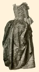 Šaty ze žlutého damaškového brokátu nošené přes modrou prošívanou saténovou spodničku, c1710-1730, 1937.