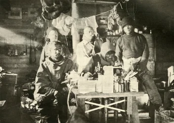 Skupina v chatě v létě: Joyce u šicího stroje, 1908, 1909.