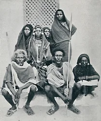 Skupina Danakil mužů a žen z italského přístavu, Assab Bay, Eritrea, 1912