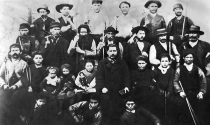 Skupina pařížských dělníků účastnících se Komuny, fotografie. Pařížská komuna 1871