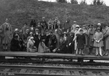 Skupina turistů na železničním nástupišti, Abisko, severní Švédsko, 1929