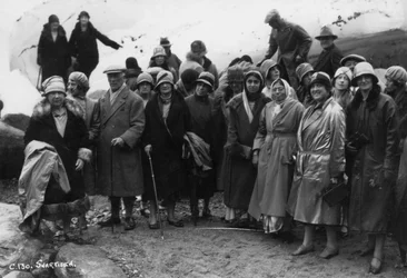 Skupina turistů navštěvujících Svartisen, severní Norsko, 1929
