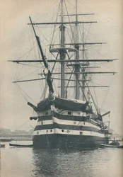 HMS Victory předtím, než byla v roce 1922, 1936 přemístěna do suchého doku