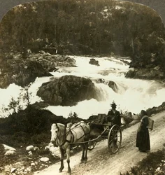 Zastavení stolkjaerre na silnici Telemarken vedle zpěněných vodopádů Little Rjukan Falls, Norsko, c1905