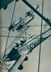 Dvouplošníky Hawker Hart letící ve formaci, c1936 c1937