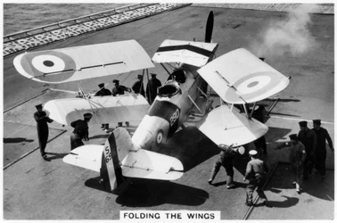 Hawker Osprey na palubě letadlové lodi HMS Eagle, 1937
