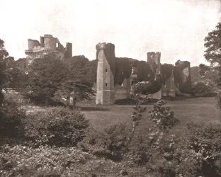 Hrad Herstmonceux, East Sussex, 1894.