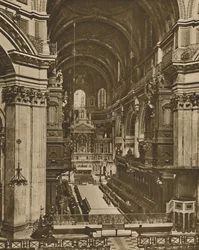 Hlavní oltář sv. Pavla při pohledu z dlouhého výhledu sboru, c1935.