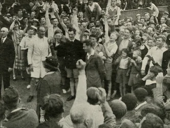 Jeho Veličenstvo v His Boys Camp v Southwold, 1937.