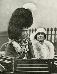 Jeho Veličenstvo v Highland Dress při příjezdu do katedrály St. Giles, Edinburgh, 1929, 1937.