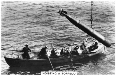 Zvednutí torpéda, HMS Courageous, 1937