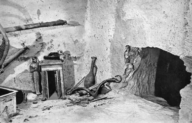 Díra vytvořená lupiči, aby získali přístup do hrobky Tutanchamona, Egypt, 1933-1934