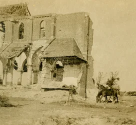 Koně pasoucí se poblíž zničeného kostela, Frise, severní Francie, c1914-c1918