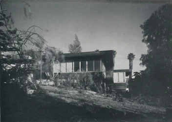 Dům v Los Angeles od Richarda J Neutra. - Výhled na terasu a zahradu, 1942