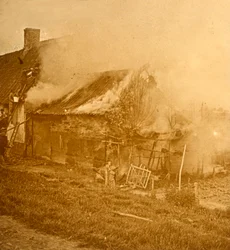 Dům zasažen granátem, c1914-c1918