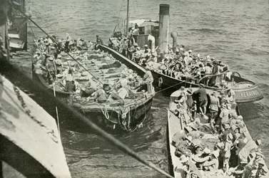 Jak byli ranění dopraveni na nemocniční lodě, 1919.