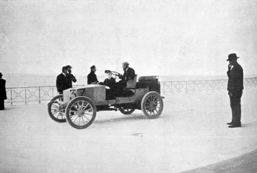 Hubert le Blon ve svém parním voze Gardner-Serpollet, Nice, 1903